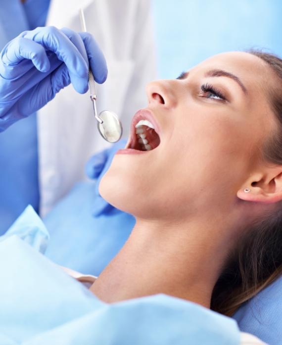 przegląd zębów u stomatologa