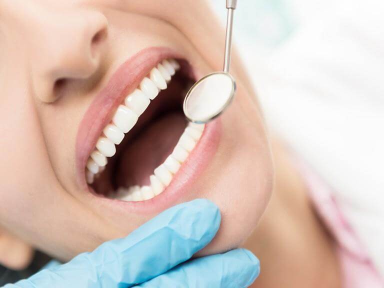 dentysta leczący zęby kobiecie