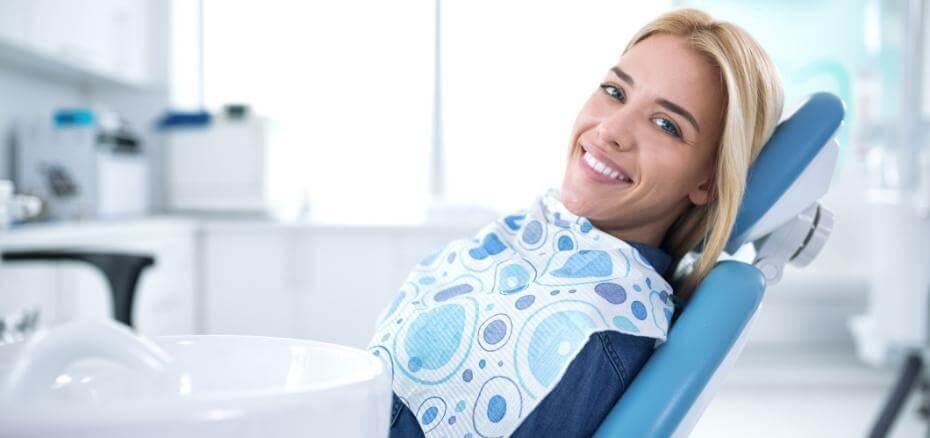 uśmiechnięta kobieta u dentysty